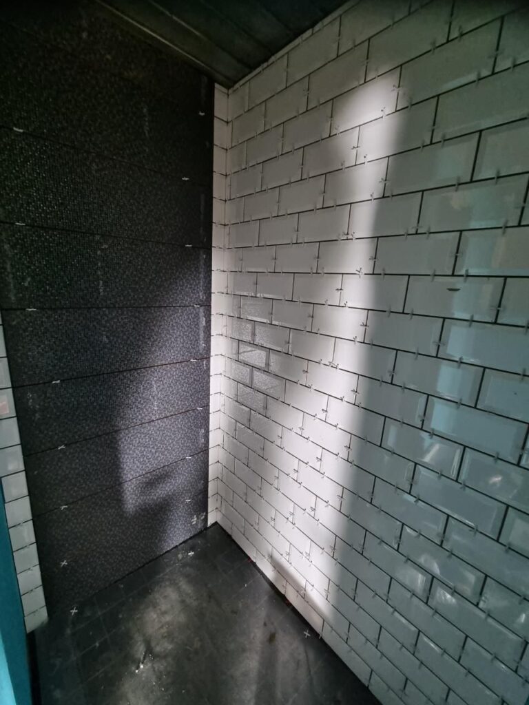 Laatoitettu pesuhuone